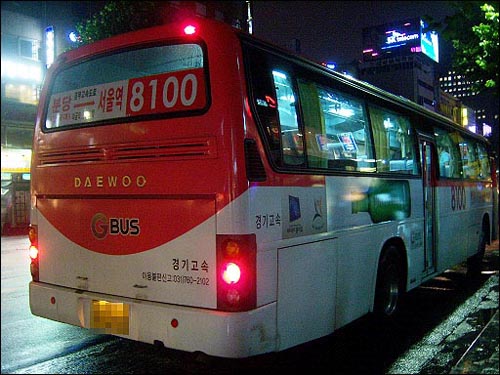 기자가 3일 동안 종로2가에서 야간(22시~00시)에 간선급행버스 8100번에 오른 승객의 수는 매우 적었다. 반면 분당 구간에서 동일한 경로로 운행하는 직행좌석버스 5500-1번의 경우 예전처럼 많은 승객이 이용해 대조를 보였다. 시민들은 '8100번이 어디로 가는지 잘 모른다'는 반응을 보이는 경우가 적지 않았다.