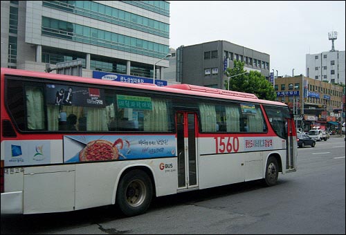동탄, 기흥, 신갈 등을 지나 서울 강남역까지 운행하는 직행좌석버스 1560번. 금번 간선급행버스는 성남, 용인, 파주 지역의 노선만 집중적으로 구축된 상태로 광주 및 고양 일부지역을 제외한 타 지역은 간선급행버스가 한 노선도 개설되지 않아, 해당 지역 주민들의  반발을 사고 있다. 