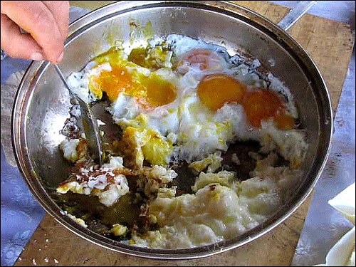 현지인들이 즐겨 먹는 아침, 저녁의 단골손님인 계란요리