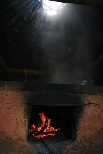 소금가마에 불을 붙였다. 60년 만에 굽는 소금이다.