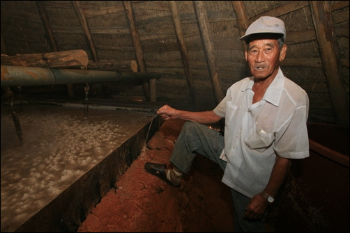 전통소금 '자염' 기능을 가지고 있는 김만수(78, 고창 심원 사등)씨, 사등마을에는 자염을 생산했던 노인들이 몇 명 생존해 있다.