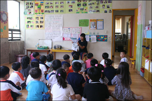 YMCA 선생님이 중국산 멜라민 파동에 맞추어 '공장과자 안 먹기' 수업을 진행하고 있다.