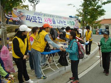 "따뜻한 사랑을 나누는 사람들"은 창원 자원봉사자협의회 사람들이다. 27일 아침부터 화왕산을 찾는 등산객들에게 생수와 백설기 하나, 쓰레기봉지를 나눠줬다.