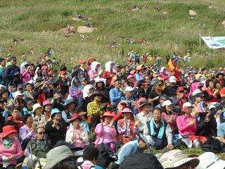 2부 행사로 진행된 '산상음악제'에 참가한 등산객들이 가수들의 열창에 환호하고 있다.