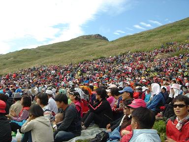 모처럼 산상에서 개최되는 음악회에 참가한 등산객들이 가수의 열창에 환호하고 있다.