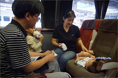 후쿠오카~하우스텐보스 특급열차 안. 좌석을 앞뒤로 마주보게 할 수 있어 편안한 가족여행에는 안성맞춤이다. 아이들은 버스보다 기차여행을 좋아한다.