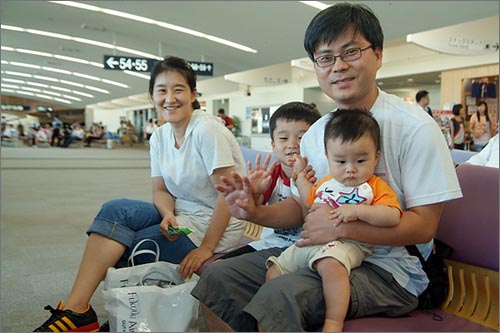 일본에서의 3박4일 가족여행을 마치고, 후쿠오카 공항에서 인천공항행 비행기를 기다리고 있다. 몸은 피곤하지만, 마음만은 활기차게 만들어주는 게 여행의 미덕이다.