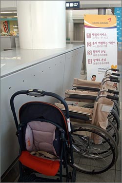 후쿠오카 공항에 마련된 아시아나항공 고객용 휠체어와 유모차. 공항 일부 구역 안에서만 이용할 수 있다는 점이 아쉬웠다.