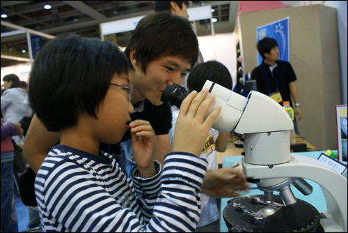 현미경보는 법을 설명하고 있는 경북대 학생