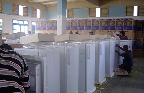 문제는 지난 2006년초 삼성전자가 쿠바에 수출한 냉장고에서 불거졌다. 삼성이 지난 2006년 1월부터 3월까지 수출한 냉장고는 모두 14만5000여대. 쿠바 노동자들이 창고에 쌓여있는 삼성 냉장고를 점검하고 있다.