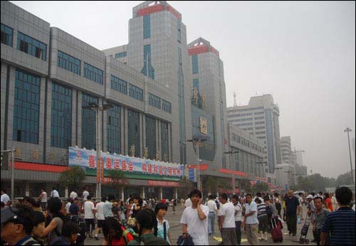 베이징에서 광저우로 가는 경광선(京廣線)철도와 리엔위항에서 난저우로 가는 농해선철도가 정주에서 교차해서인지 역주변으로 엄청 사람들이 많다.