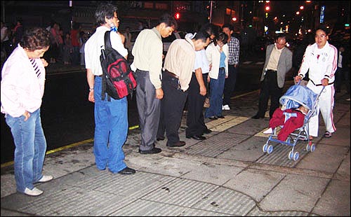 전태일거리에서 동판을 찾는 사람들. 2005년 제막식 직후의 모습