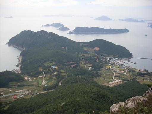 망산 거제 망산 정상에서 내려다 본 무지개마을...