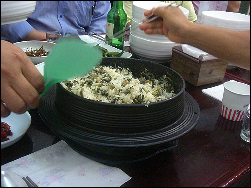 산나물밥은 불린 쌀에 산나물을 섞어 지은 밥이다