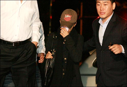개그맨 정선희씨가 29일 저녁 남편 고 안재환씨의 사망사건과 관련해서 조사를 받기위해 서울 노원경찰서에 출석하고 있다.