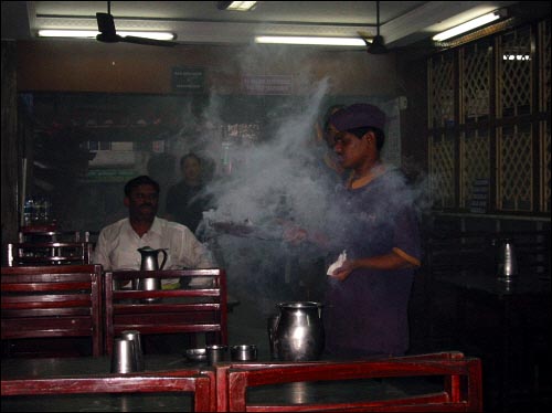 인도의 한 음식점에서 향을 피웁니다. 의미는 향기를 즐김 혹은 그들의 신에게 헌향의 의미도 있지만 더운 인도 기후에 따른 악취제거와 해충구제 등과 같은 실질적인 목적도 있습니다. 