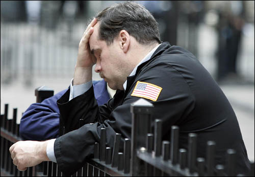 2008년 9월 29일 미국 뉴욕증권거래소 앞에서 한 딜러가 머리를 감싸고 쉬고 있다.