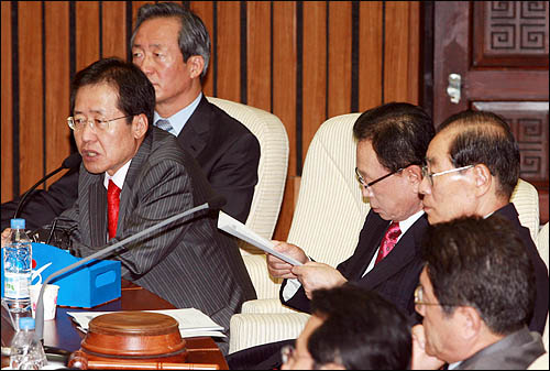 지난 9월30일 한나라당 제21차 상임전국위원회에 참석한 홍준표 원내대표.