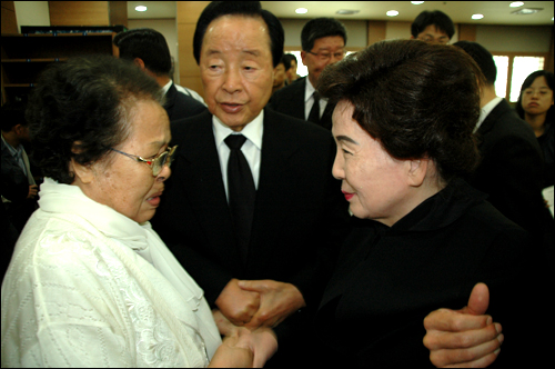  김영삼 전 대통령과 부인 손명순씨가 김홍조옹의 빈소를 찾은 친척을 만나 잠시 이야기를 나누고 있다.