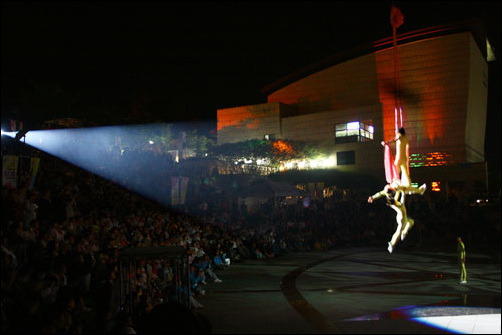 2008년 전주세계소리축제는 '야외공연' '심야공연'이라는 새로운 프로그램을 끌어들였다. 사진은 야외공연장에서 열린 서커스 공연.
