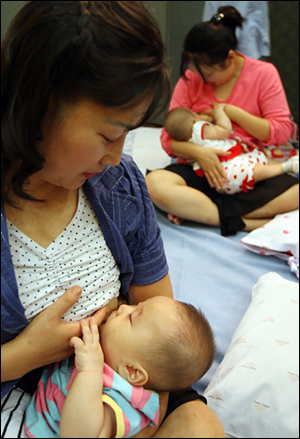 2008년 9월 4일 대전 유성호텔에서 열린 '제9회 엄마젖 먹는 건강한 아기 선발대회'.