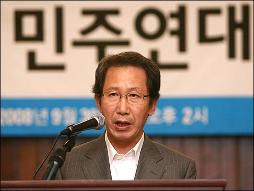 2008년 9월 30일 오후 국회도서관에서 열린 민주당 내 진보개혁성향 전·현직 의원 모임인 (가칭)'민주연대' 발기인대회에서 지도위원을 맡은 김근태 전 의원이 인사말을 하고 있다. 