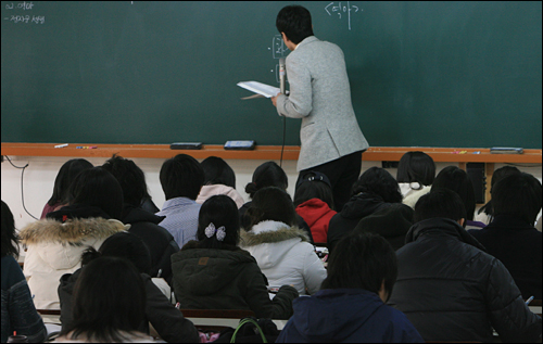 서울 노량진의 한 학원에서 학생들이 수업에 열중하고 있다.