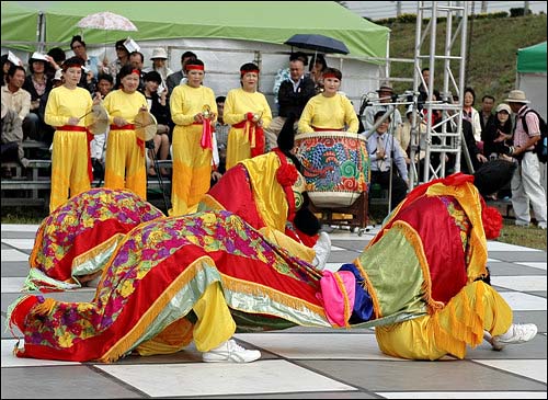 안성시와 대만 영화시와 자매결연을 맺어 이번 축제에 영화시 시장과 함께 방문해  대만 민숙춤을 보여주고 있다.
