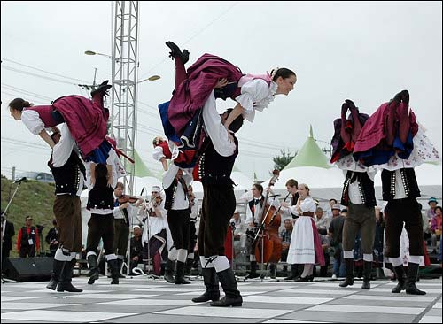 6개국이 축제에 참가해 각국의 민속춤을 선보인다.