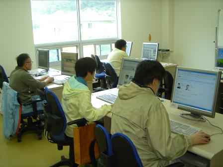 종합복지관 내에서 장애인을 위한 여러가지 시설과 다양한 프로그램이 마련돼 있다. 컴퓨터실을 인터넷 활용법을 익히고 있는 이용자들 모습