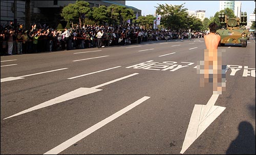 강의석씨(22.서울법대 휴학)가 1일 국군의 날 기념 시가행진이 펼쳐진 강남 대치동 현대백화점앞에서 군대 반대 누드시위를 벌이고 있다. 