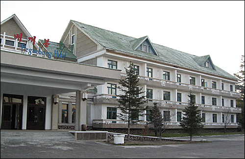 백두산 관광의 거점인 베개봉 호텔 구관의 모습