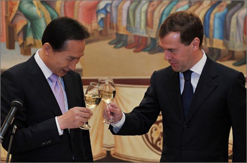 방러중인 지난 9월 29일 이명박 대통령과 메드베데프 대통령이 환영만찬에서 건배하고 있다. 