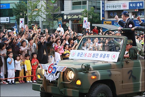 건군 60주년 국군의 날인 1일 오후 서울 잠실종합운동장에서 열린 건국 60주년 국군의 날 기념행사를 마친뒤 6.25 참전 유공자들이 시가행진을 벌이자 시민들이 손을 흔들어 주고 있다.