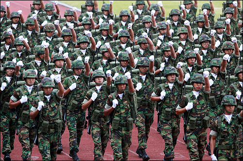 1일 오후 잠실종합운동장에서 열린 건군 60주년 국군의 날 기념식에서 육군 장병들이 분열하고 있다.