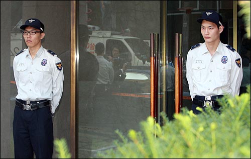 탤런트 최진실이 2일 오전 서울 서초구 잠원동 자택에서 숨진 채 발견되어 경찰들이 조사중이다.