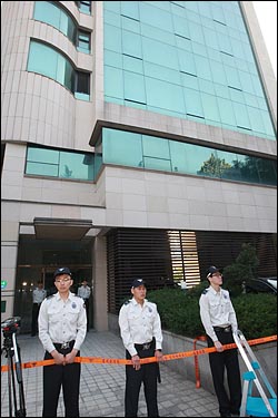 탤런트 최진실이 2일 오전 서울 서초구 잠원동 자택에서 숨진채 발견되어 경찰들이 조사중이다.