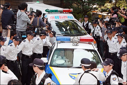탤런트 최진실이 2일 새벽 서울 서초구 잠원동 자택에서 숨진채 발견된 가운데 고인의 시신을 실은 구급차가 경찰의 호위를 받으며 자택에서 빠져나오고 있다. 