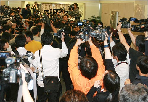 2일 오후 서울 일원동 삼성의료원 장례식장에 마련된 고 최진실씨의 빈소앞에서 동료 연예인이 도착하는 모습을 촬영하기 위해 수십명의 카메라 기자들이 뒤엉켜 있다.