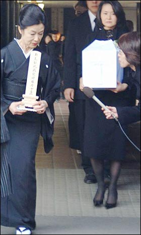 고 쿠로카와 기쇼의 장례식장에서 부인에게 마이크를 들이대던 <TV아사히> 리포터. 다른 보도진들로부터 비난의 목소리를 들었다.