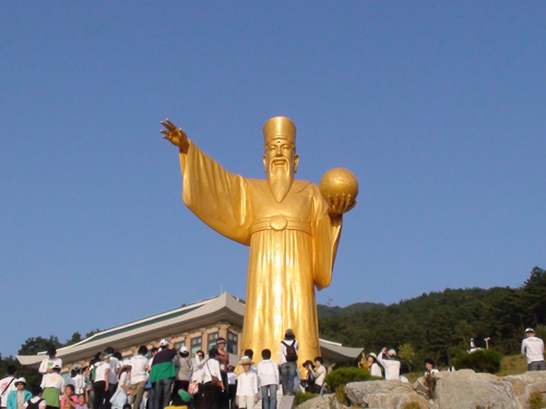 지구를 들고 있는 거대한 황금 단군상 높이 21m의 거대한 국조 단군의 상이 단기 4341년 개천절을 맞아 세워졌다.