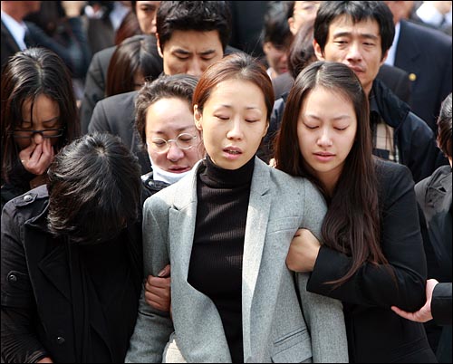  4일 오전 경기도 성남시 갈현동 영생에서 탤런트 故최진실의 화장을 마친 정선희가 신애의 부축을 받으며 경기도 양수리 갑산공원 가족묘로 향하는 장례행렬을 따르고 있다. 