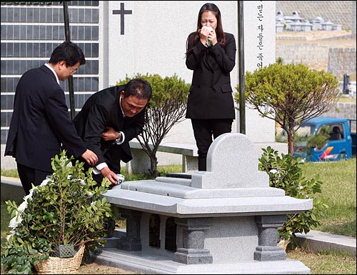  4일 오후 경기도 양수리 갑산공원에서 탤런트 故 최진실의 분골함이 안치되자 동료 연예인 신애가 묘역 앞에서 오열하고 있다.