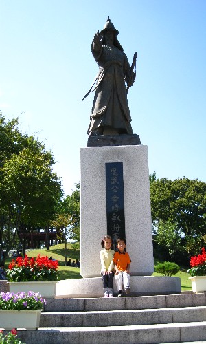 김시민 장군 동상 앞에서 아이들은 무엇을 느꼈을까?