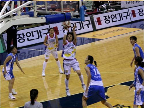  양팀 최다득점을 올린 신세계 김정은이 골밑슛을 시도하고 있다. 