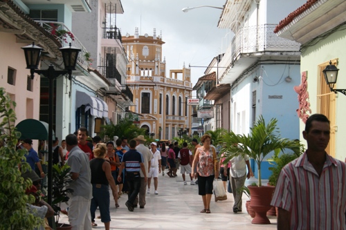 상크티스피리투스(Sancti Spiritus) 번화가 가장 오래된 내륙 도시답지 않게 중앙 광장은 현대적인 거리로 조성해 놓았다. 이곳이 사회주의 쿠바인가 할 정도로 굉장히 세련되고 깔끔하다. 
