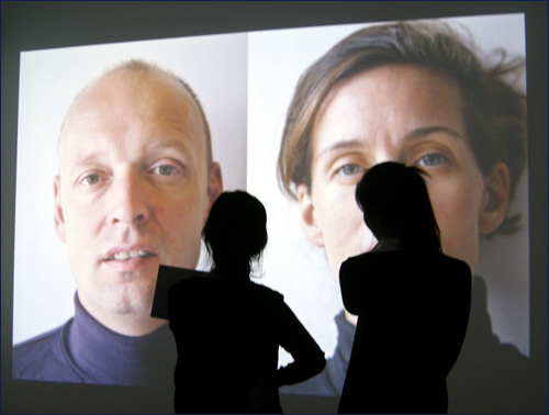 마르쿠스 한센 I '타인의 감정 느끼다 3번' 2채널 비디오영상 5분 2006. 왼쪽이 작가다. 오른쪽 여자와 많이 닮아 보인다