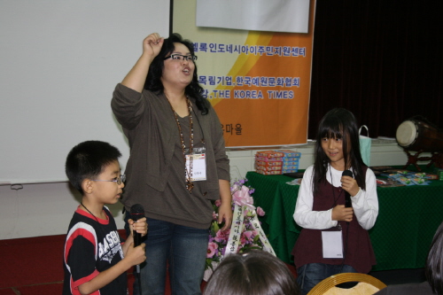 사회자 한광숙의 진행으로 인도네시아 말의 발음을 배우는 한국의 어린이들이 서투른 발음으로 인도네시아語를 배우고 표현하는 모습.