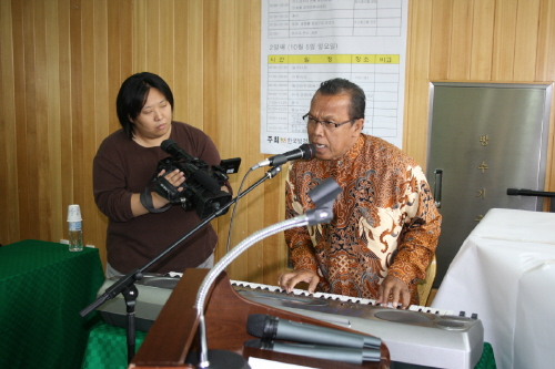 하티엘록 인도네시아 공연단은 인도네시아 공식어인 '바하사 인도네시아'가 아닌 '바딱어'로 노래를 불러주었다.