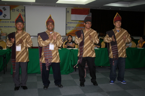 인도네시아 복장을 한 네명의 출연자들이 어깨에 두른 천을 사용해서 사랑의 마음을 표현하는 내용의 노래와 인도네시아 전통춤을 공연했다. 